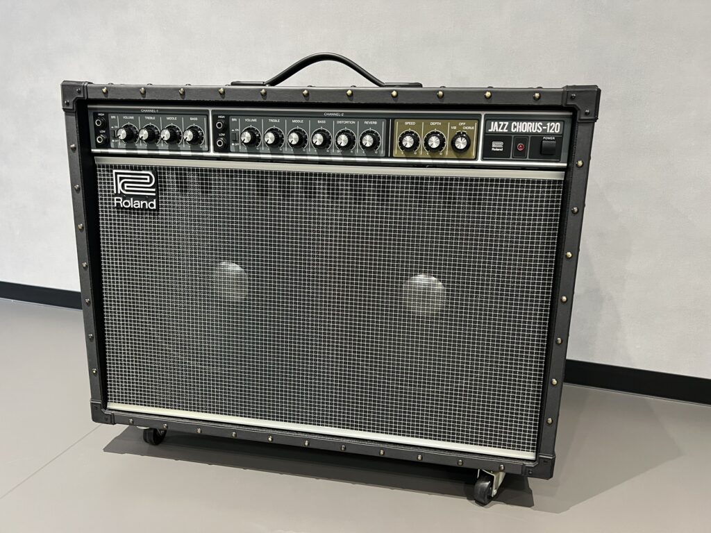 難波ネオンスタジオには、ギターアンプがあります。