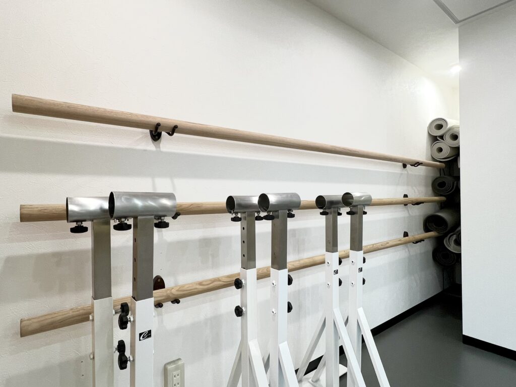 大阪ひだまりスタジオにバレエバーを1本追加しました。